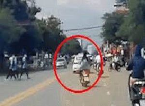 Xe máy phóng như bay, drift trúng ô tô sang đường 'cực gắt' và cái kết bàng hoàng